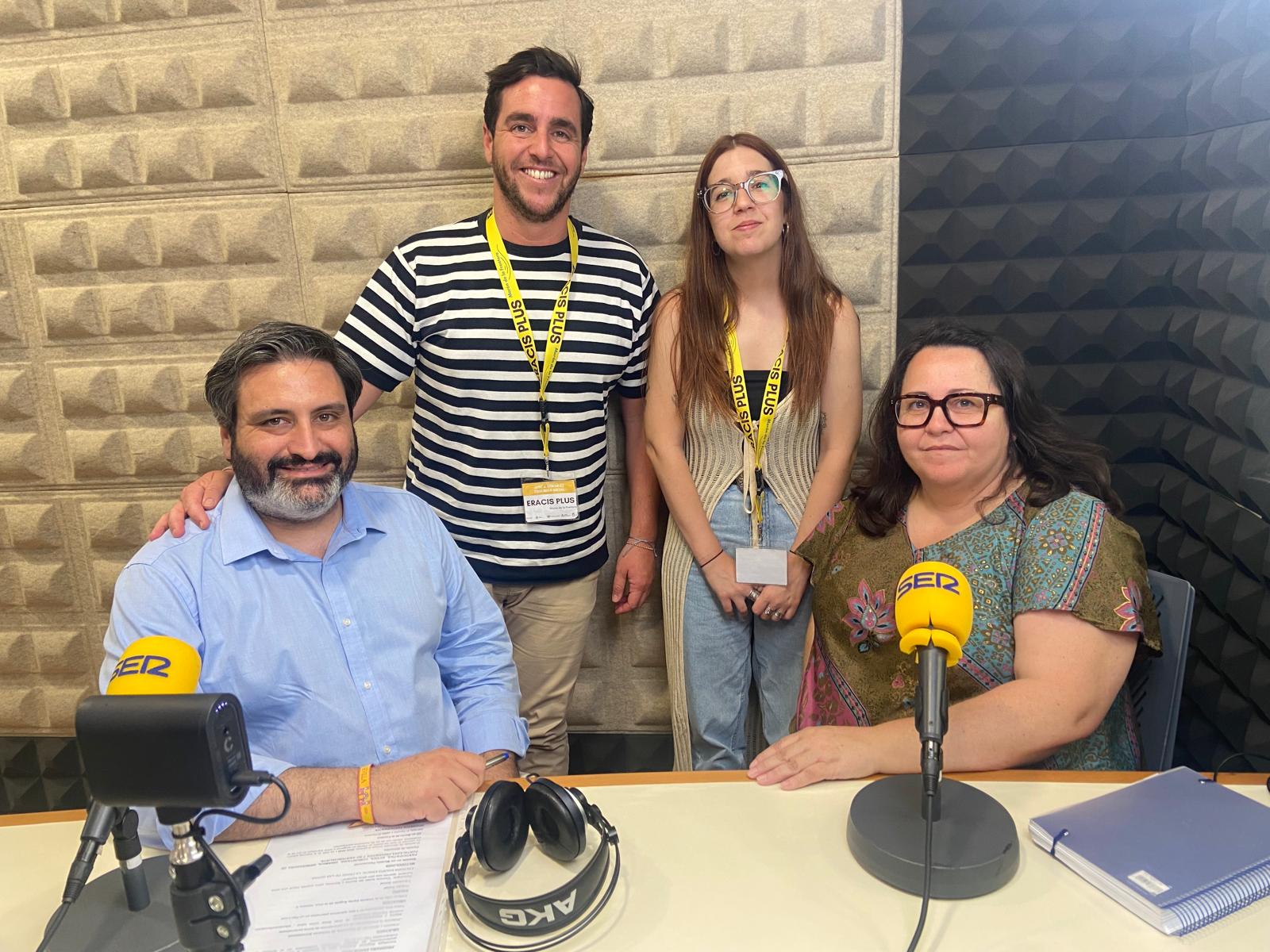 Equipo técnico de trabajo del programa Eracis Plus de Morón junto a la delegada de Bienestar Nuria Martínez