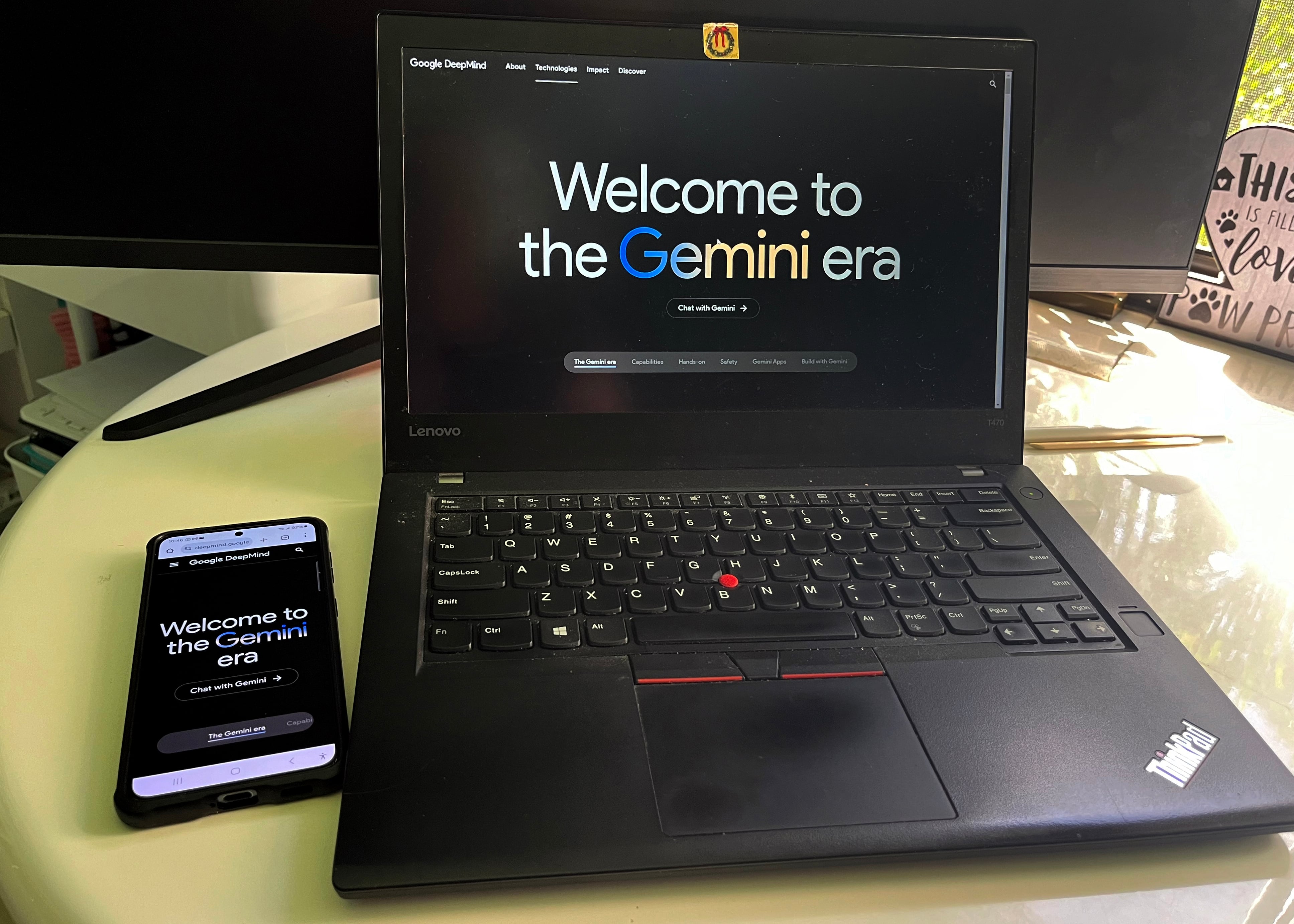 USA2002. BOGOTÁ (COLOMBIA), 18/11/2025.- Fotografía de archivo fechada del 8 de febrero de 2024 que muestra un computador abierto en la página de entrada de Gemini, el chatbot con inteligencia artificial (IA) de Google, desplegado sobre una mesa de trabajo en Miami, Florida (EE.UU.) Google lanzó este martes para usuarios y desarrolladores de Estados Unidos su modelo de IA "más inteligente" hasta la fecha, una herramienta capaz de "leer el ambiente", generar "experiencias interactivas" sobre cualquier tema y que es "el mejor modelo del mundo en comprensión multimodal". EFE/ Latif Kassidi /SOLO USO EDITORIAL/ NO VENTAS/ SOLO DISPONIBLE PARA ILUSTRAR LA NOTICIA QUE ACOMPAÑA (CRÉDITO OBLIGATORIO)