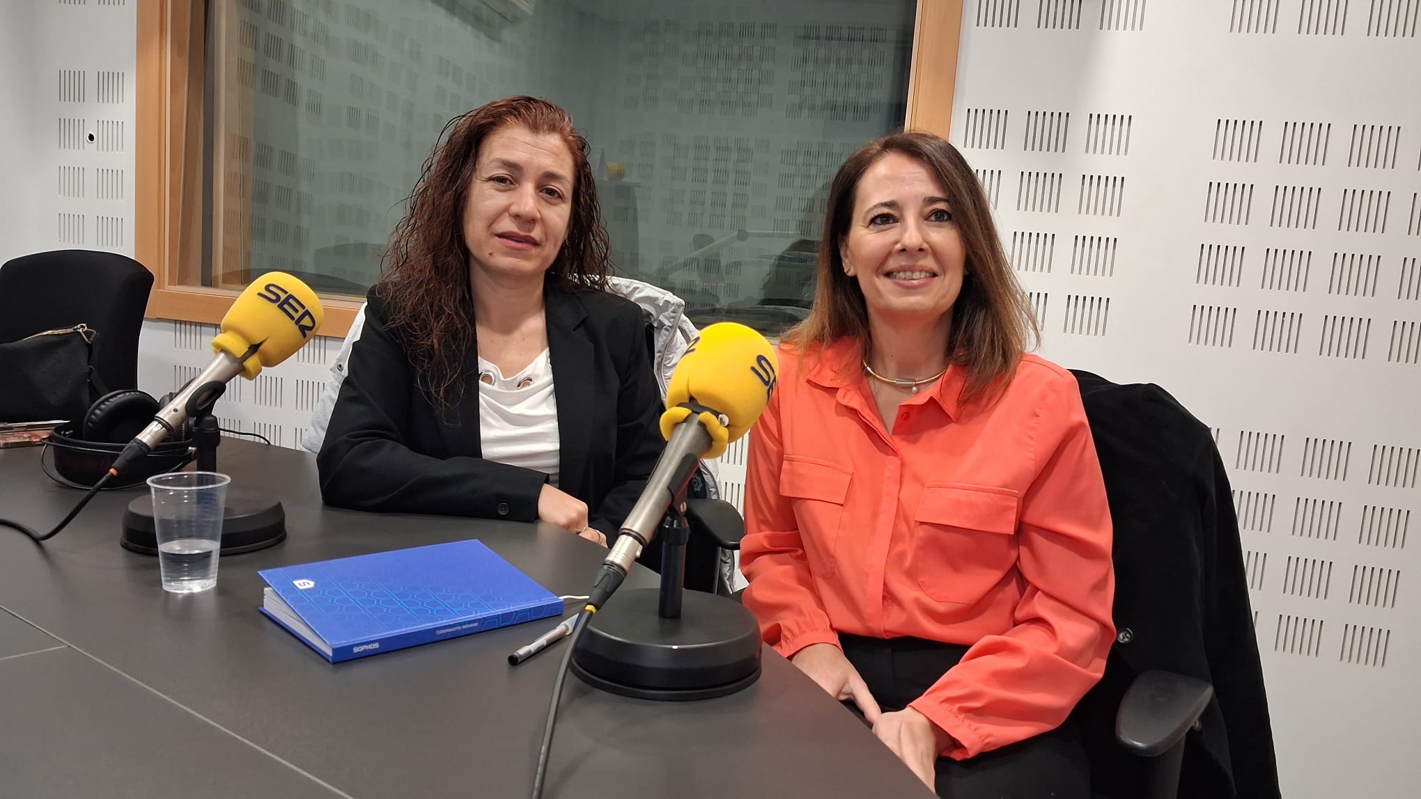 Raquel Pérez, concejala de Innovación, Trasparencia y Protección de Datos, (i) y Aranzazu Herráez, directora de Innovación del ayuntamiento fuenlabreño.