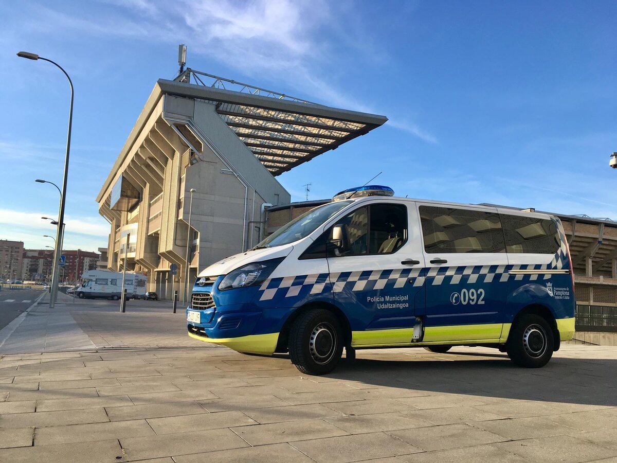 Entrega a la Policía Municipal una cartera encontrada con documentación y 745 euros