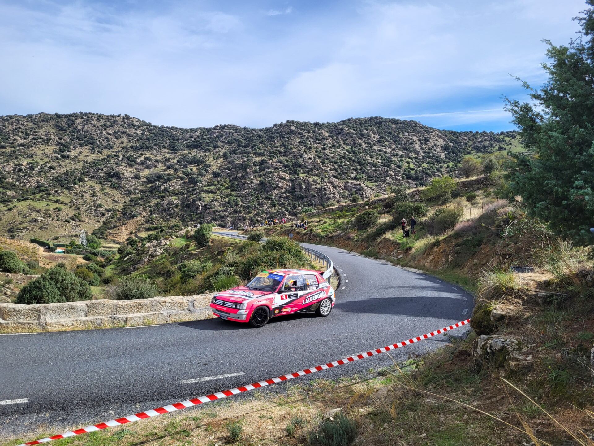 El Peugeot 205 de Sergio Prieto y Sara Martín, durante el transcurso del Rally Diputación de Ávila