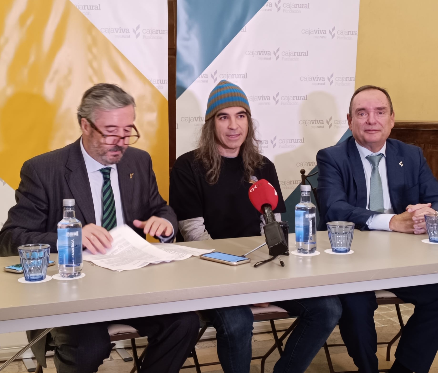 El director de tecnología de Telefónica, Chema Alonso (centro), junto a los responsables de Caja Viva, Caja Rural, Ramón Sobremonte (dcha) y Tomás Fisac