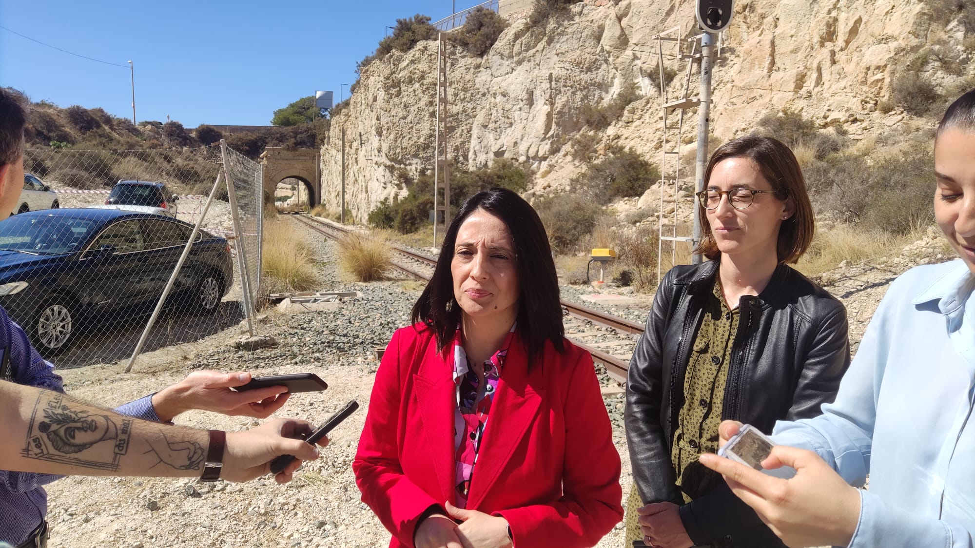 La consellera Torró atendiendo a los medios de comunicación