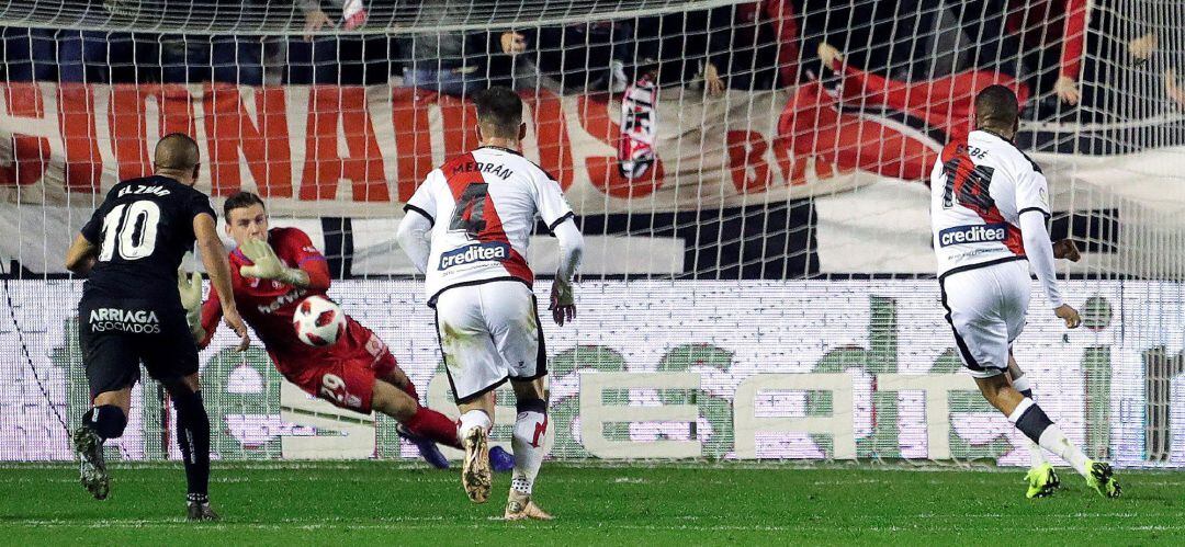 El centrocampista portugués del Rayo Vallecano Tiago Manuel Dias &quot;Bebé&quot; (d) falla un penalty ante el portero ucraniano del Leganés, Andriy Lunin (2i) durante el partido de vuelta de dieciseisavos de final.