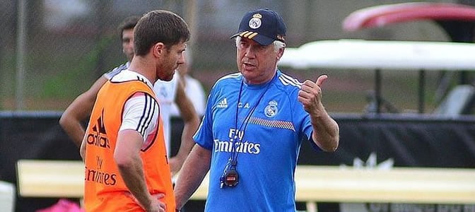 Xabi Alonso charla con Ancelotti durante un entrenamiento