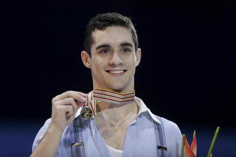 Javier Fernández posa con su medalla de oro en el Europeo de patinaje.