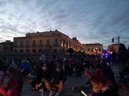 Los participantes en la movilización han realizado una sentada a su paso por el Puente Nuevo de Ronda