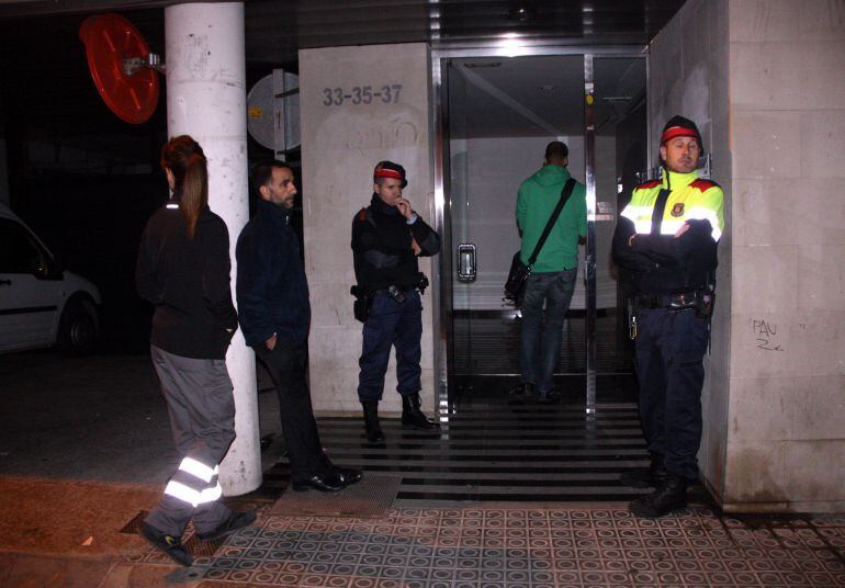 Agents de Mossos davant de la porta de l'edifici del carrer Santa Maria de Manresa on han localitzat dues persones mortes