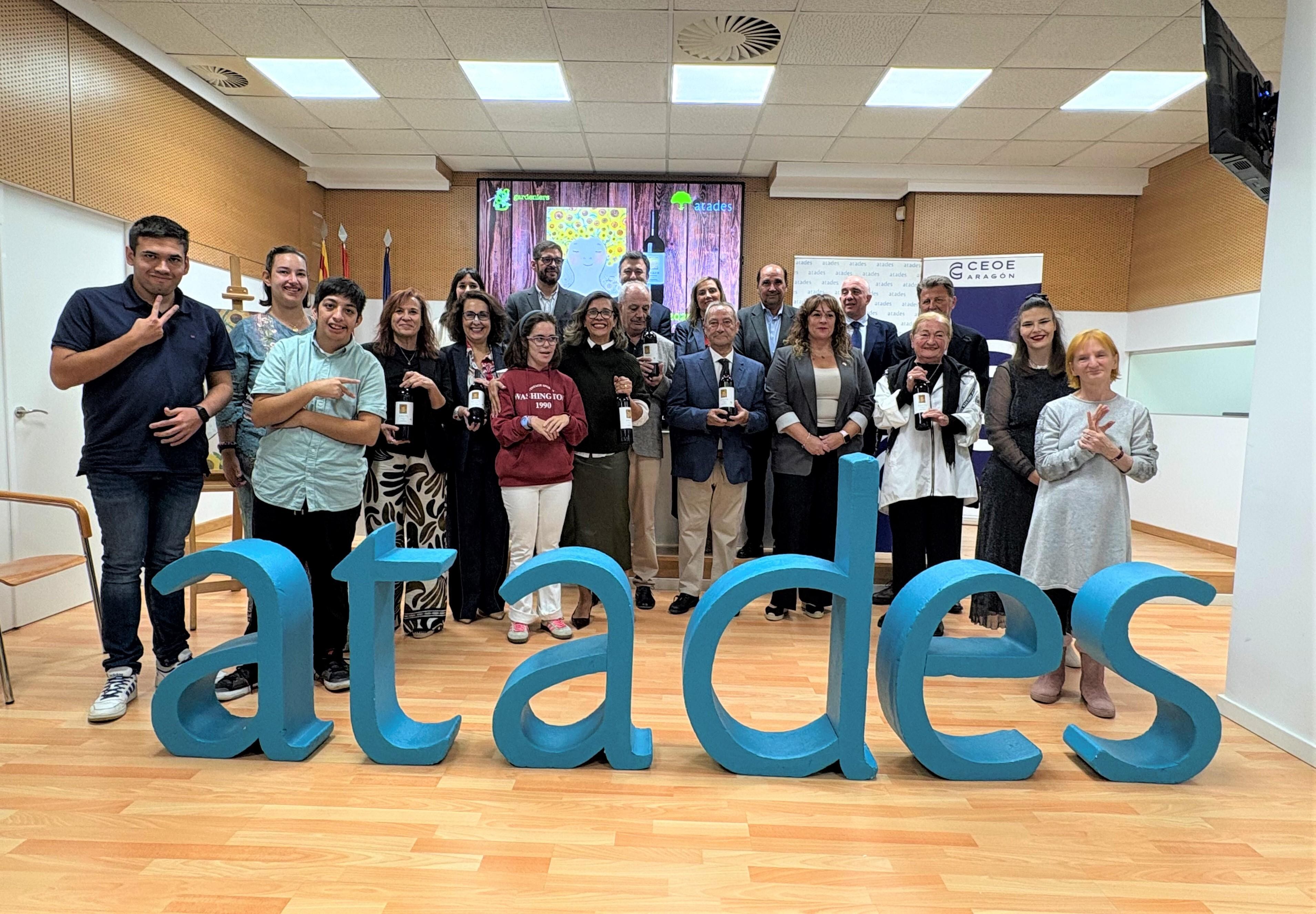 Foto institucional de la presentación del Vino de la Amistad 2025