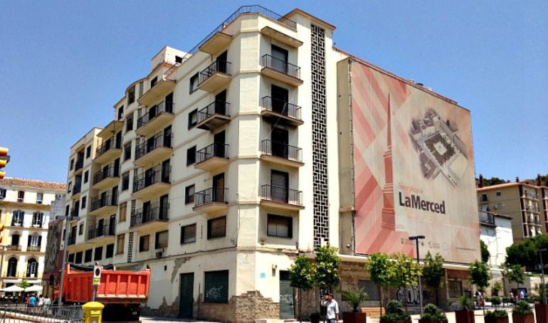 Edificio de los antiguos cines Astoria y Victoria en la Plaza de la Merced