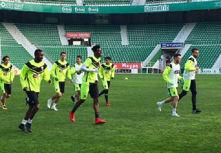 Los jugadores del Elche corren en el Martínez Valero