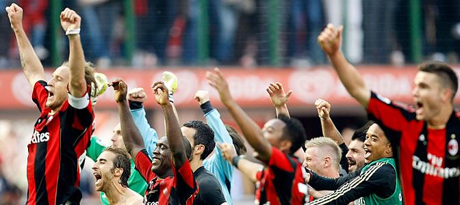 Los jugadores del Milan celebran la victoria