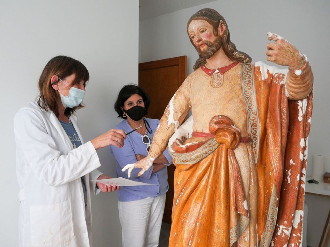 La especialista en escultura Salomé Figueroa junto a la directora general de Patrimonio del Gobierno de Canarias, Nona Perera.