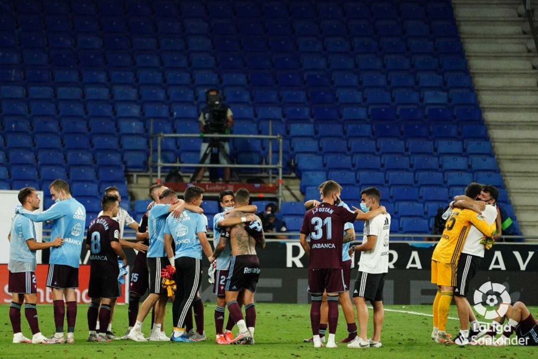 Jugadores y cuerpo técnico del Celta celebran la permanencia.