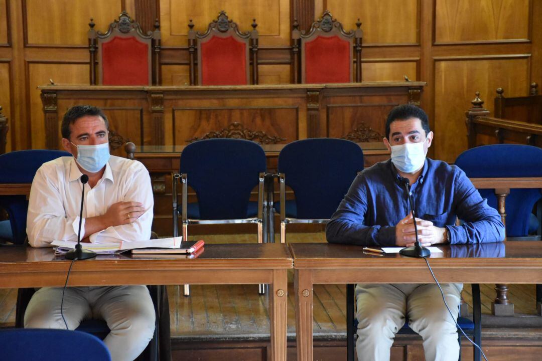 El director general de Turisme junto al alcalde de Alcoy en el ayuntamiento de Alcoy