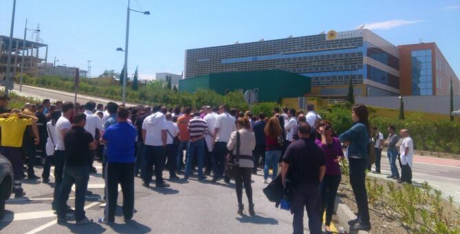 Asamblea de trabajadores de Isofotón junto a la sede en el PTA (Málaga)