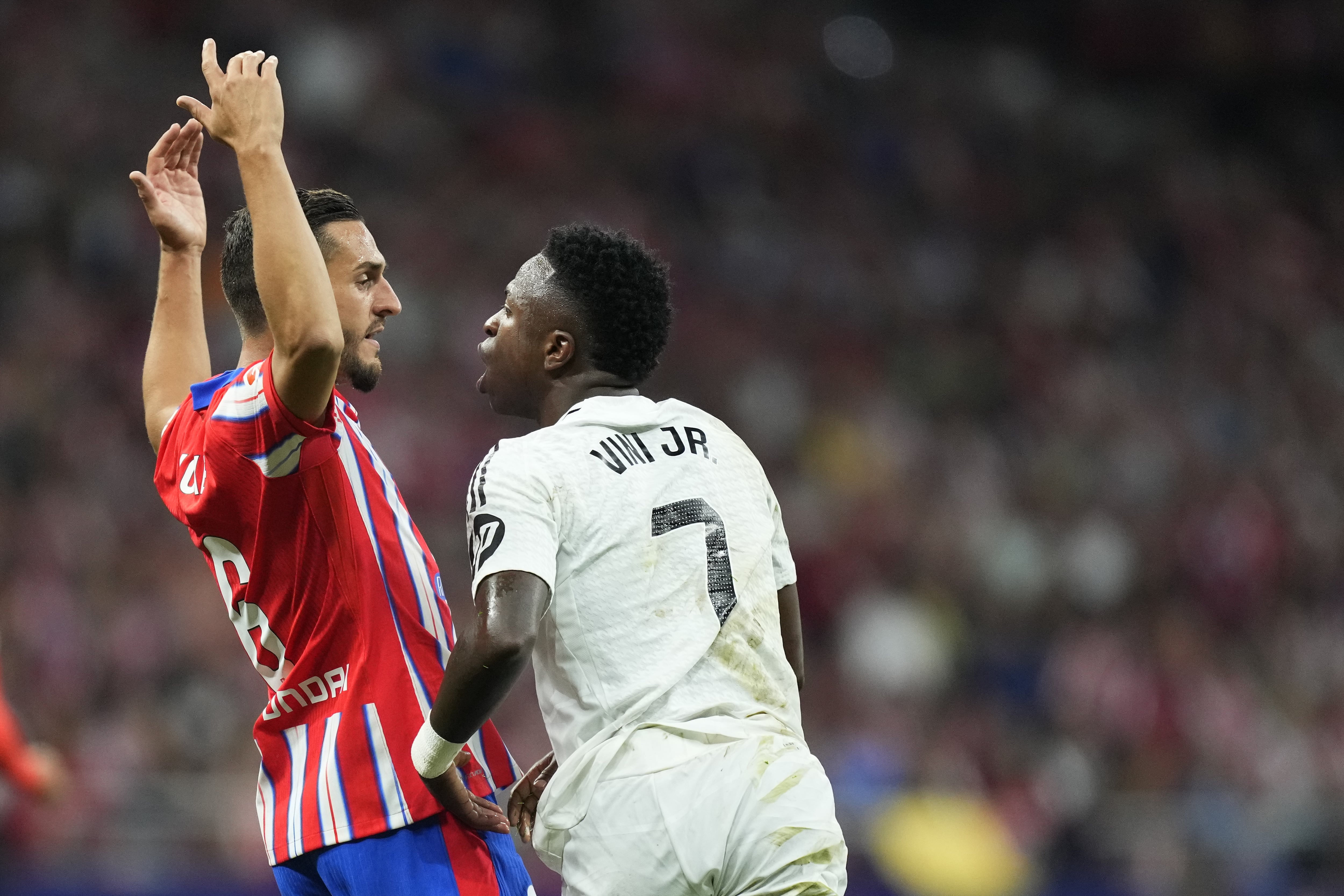 Koke y Vinicius se encaran durante el derbi madrileño