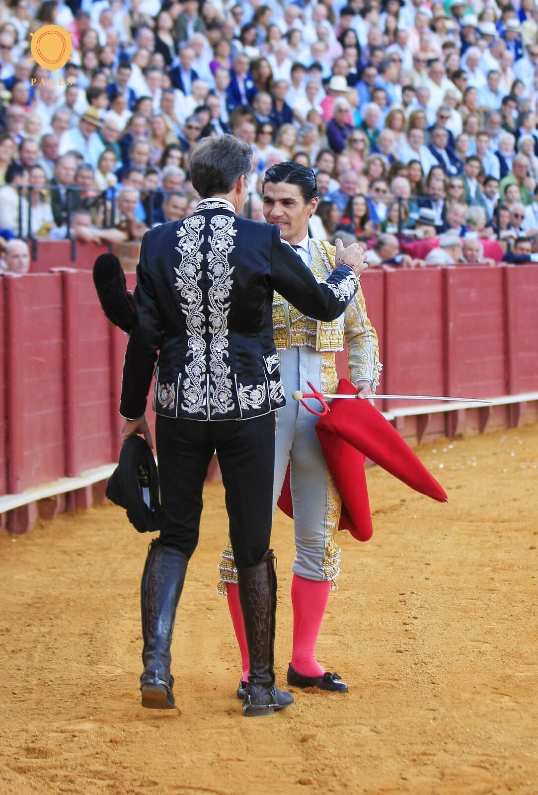 Pablo Aguado brindó su primer toro a Pablo Hermoso de Mendoza