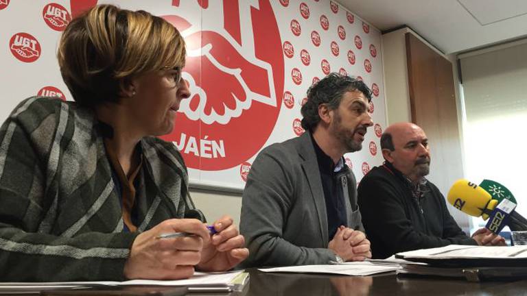 En el centro, Óskar Martín en una rueda de prensa de UGT.