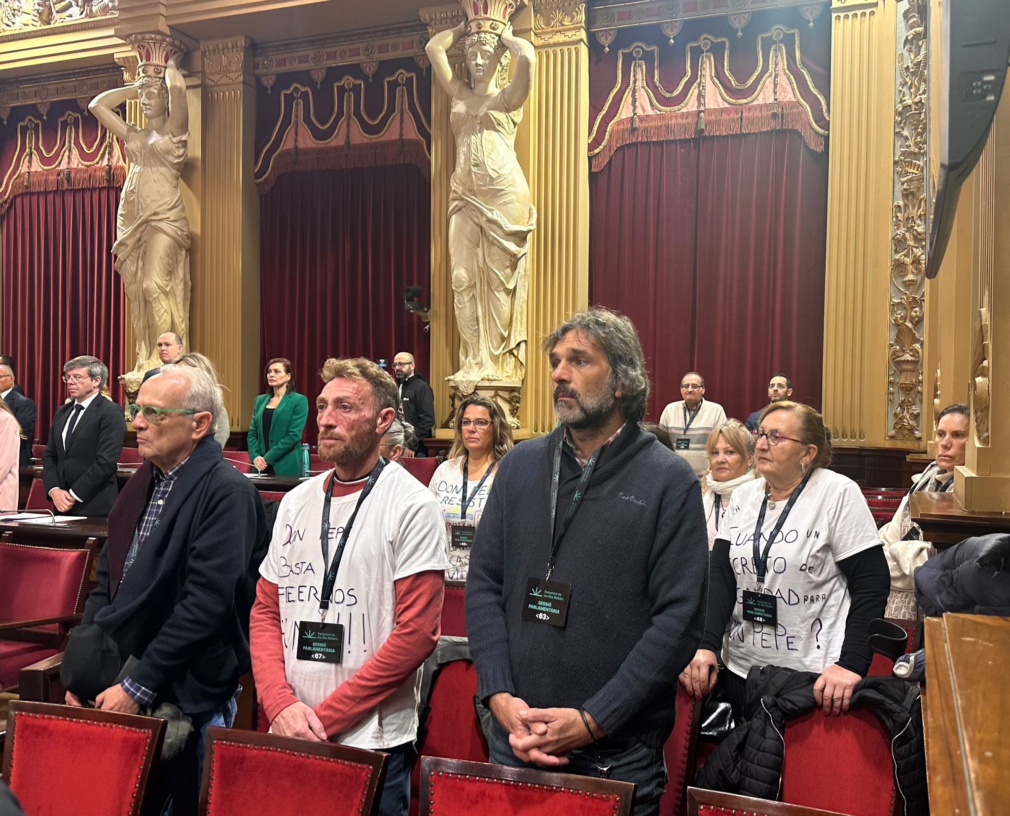 Vecinos de los apartamentos Don Pepe en el Parlament este martes