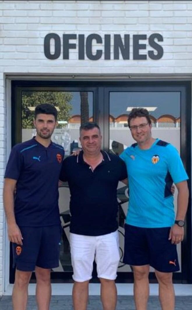 Juanjo Palacios junto a los técnicos de la Escuela Fútbol del Valencia