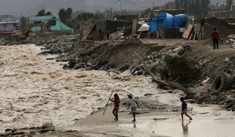 Varios niños juegan junto al río Rimac, cerca de Lima. Pulsa para ver más imágenes.