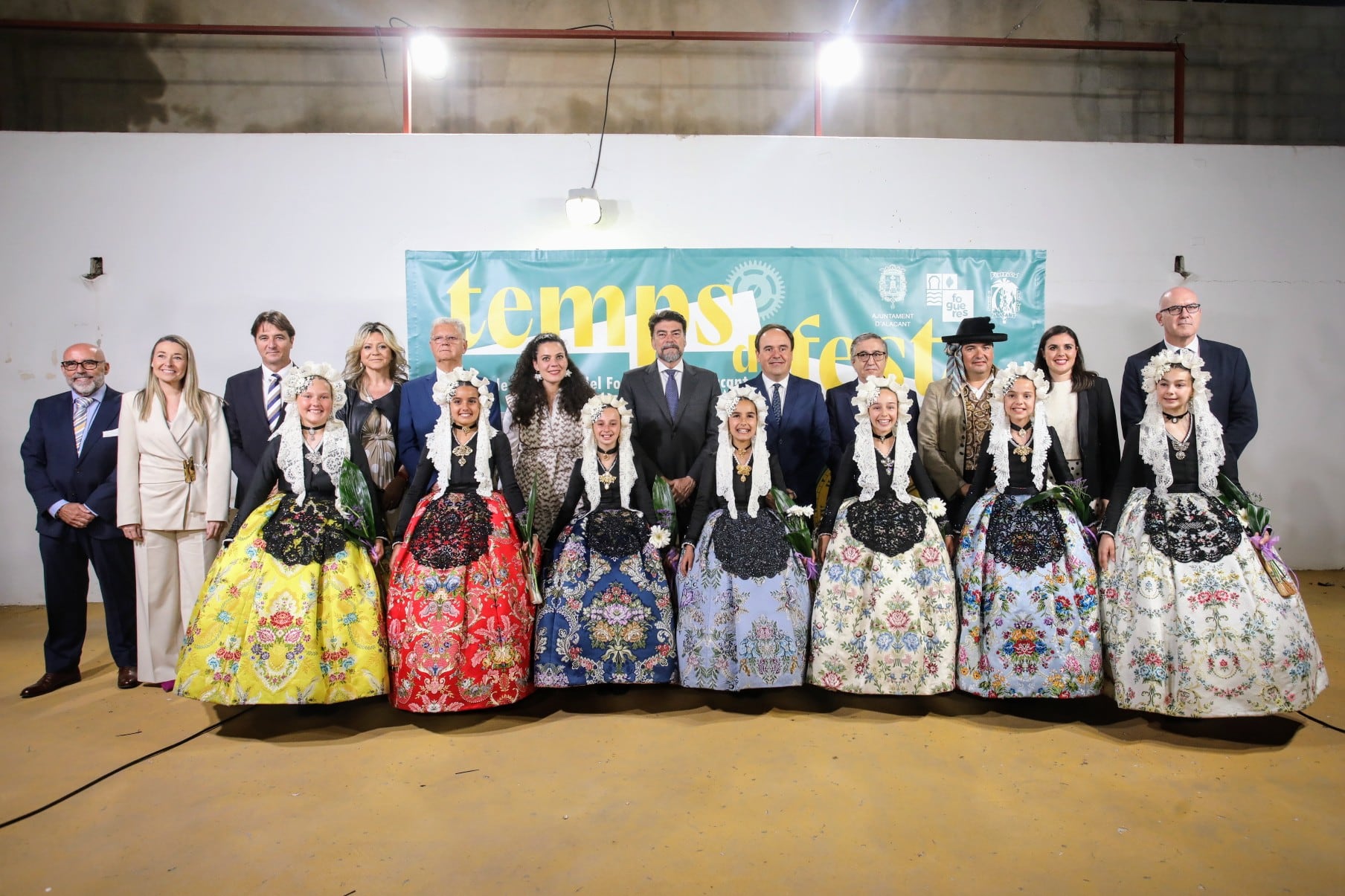 Foto de familia de la Bellea del Foc Infantil, Leire Arellano Ruiz, les seues Dames d'Honor, el president de la Generalitat, Juanfran Pérez Llorca, el alcalde de Alicante, Luis Barcala, y otros miembros de la corporación municipal. Foto: Ayuntamiento de Alicante