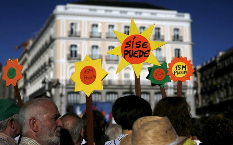 People attend a gathering to mark the fourth anniversary of the 15M movement at Madrid's landmark Puerta del Sol Square, Spain, May 16, 2015. The movement gathered steam as part of the "Indignados" (Indignant) protests against the government's spending cuts and failure to revive the moribund economy, inspiring "Occupy" movements around the globe. REUTERS/Javier Barbancho