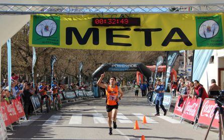 Francisco Alonso, ganador de la carrera murallas Cuellar 2019 batiendo el record de 2018