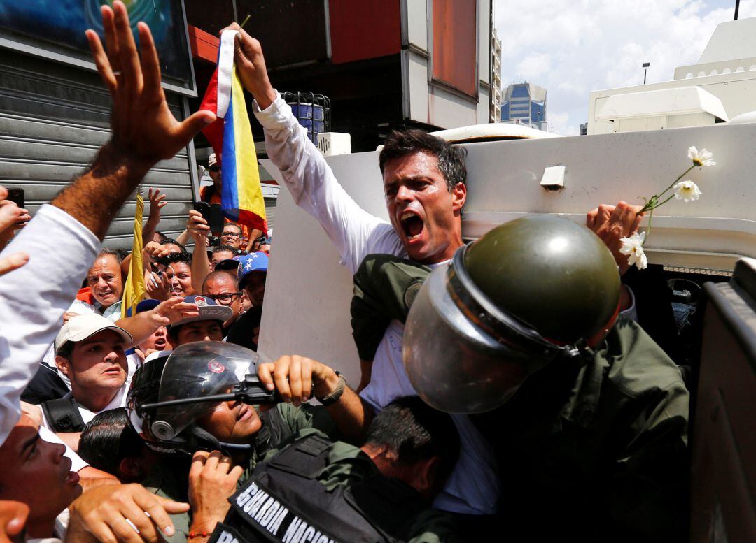 El líder de la oposición venezolana Leopoldo López se sube a un vehículo blindado de la Guardia Nacional en Caracas en 2014