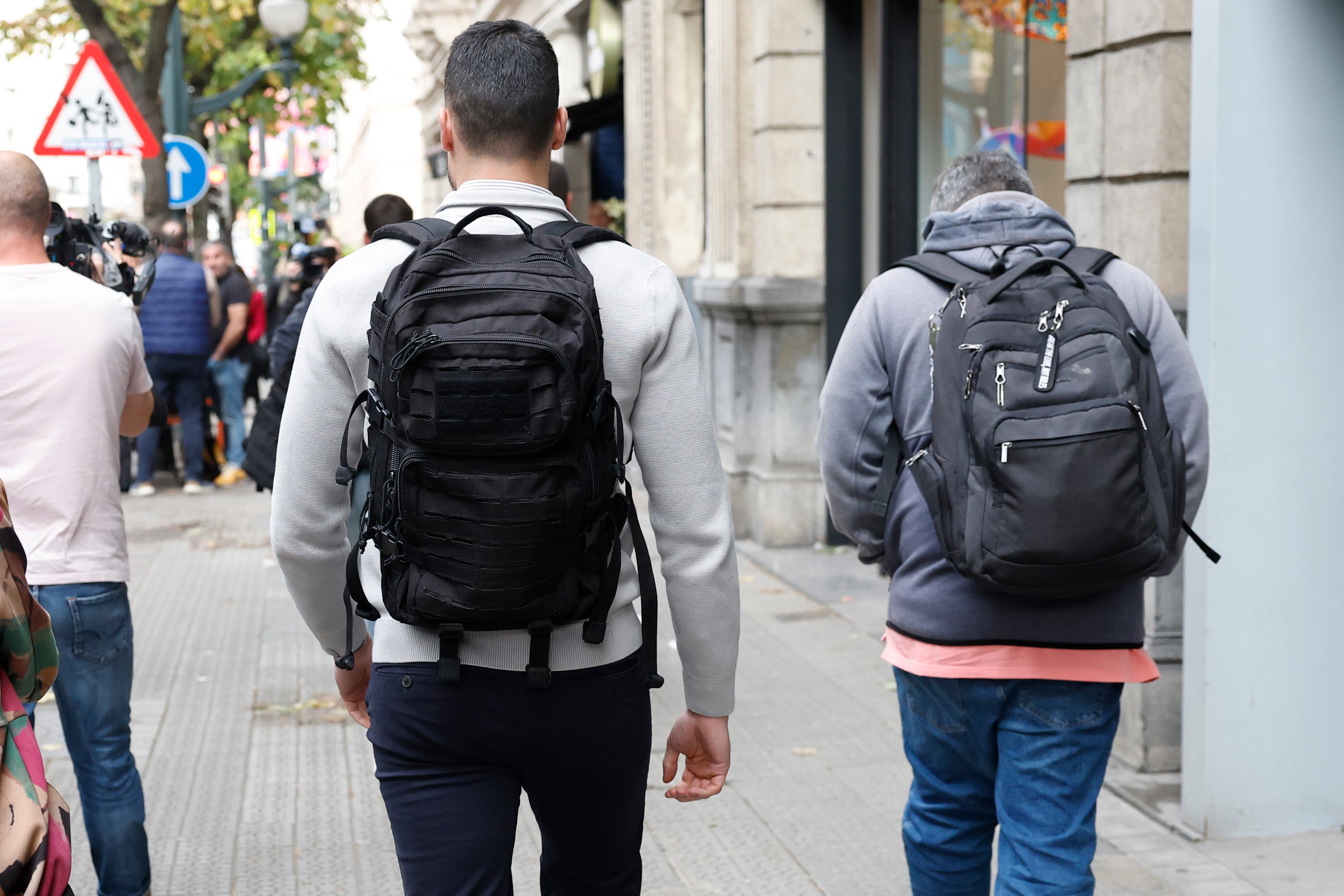 BILBAO, 14/11/2025.- La Unidad Central Operativa (UCO) de la Guardia Civil ha registrado este viernes la sede de que tiene Acciona en Bilbao, en la calle de Alameda de Rekalde, en el mismo edificio de oficinas en el que está la sede del PSE-EE. Según fuentes próximas a la investigación, el registro se realiza de manera simultánea al que se está desarrollando en la sede de la empresa Acciona en Madrid, en el marco de una pieza secreta abierta por el juez del Tribunal Supremo Leopoldo Puente sobre el exdirigente del PSOE Santos Cerdán, y no se prevé que haya detenciones. EFE/ Miguel Toña
