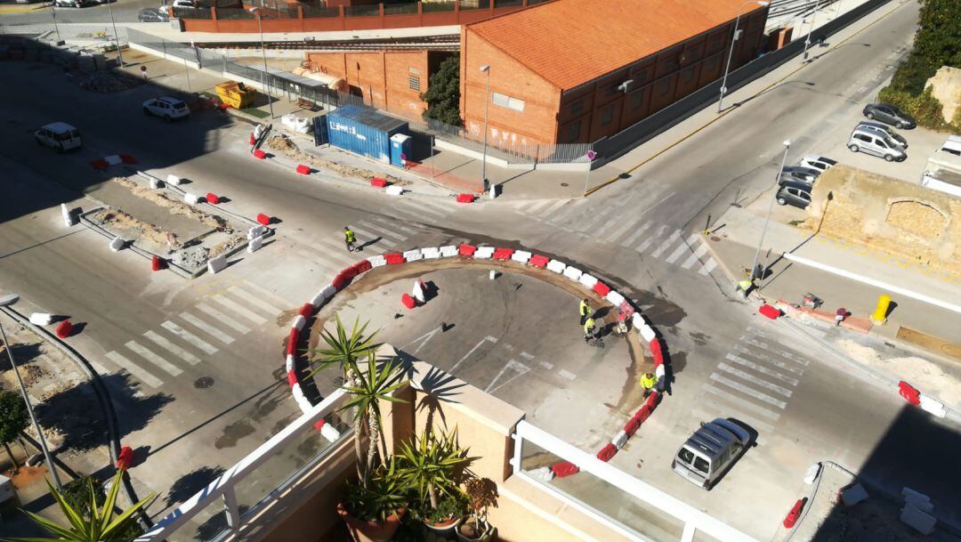 Rotonda que se está construyendo entre la avenida Joan Fuster y la calle Manuel Lattur en Dénia.