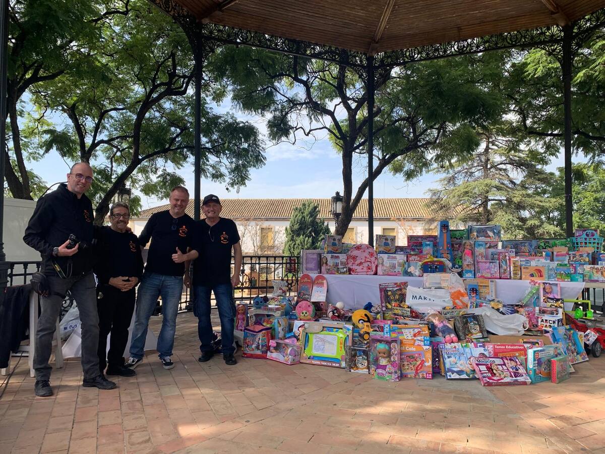 El Club Motero ‘Sin Gasolina’ ha recogido más de 600 juguetes en su campaña de Reyes Magos para Cruz Roja y asociaciones vecinales de Alfafar