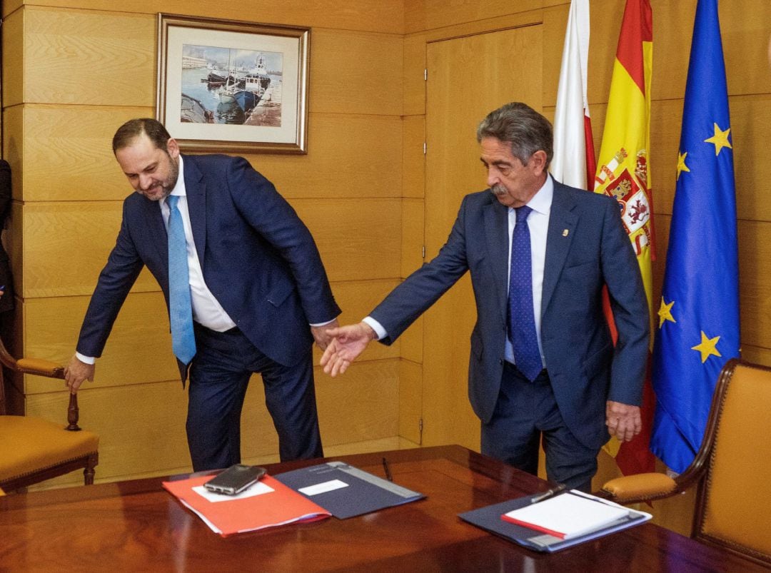 El ministro de Fomento y secretario de Organización del PSOE, José Luís Ábalos (i) junto al presidente del gobierno en Cantabria, Miguel Ángel Revilla (d), al inicio de la reunió para hablar de las actuaciones para la comunidad autónoma que dependen de es