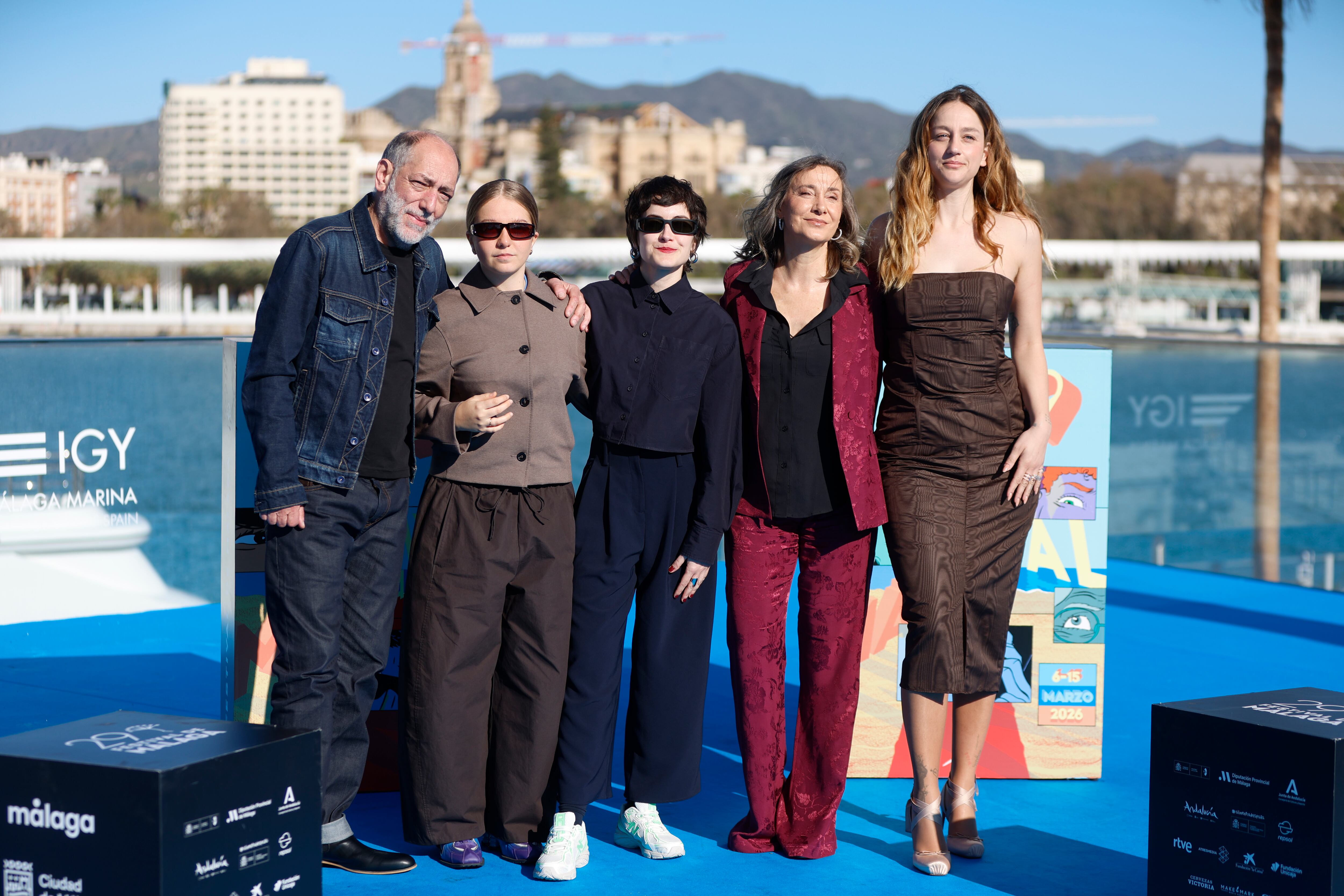 MÁLAGA, 11/03/2026.- La cineasta Marta Matute (c) junto a los actores Tomás del Estal (i), Julia Mascort (2i), Sonia Almarcha y Laura Weissmahr durante la presentación de su película "Yo no moriré de amor", en la 29 edición del Festical de cine de Málaga.EFE/ Jorge Zapata