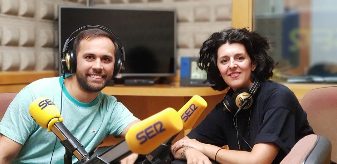 Alejandro y Bea en los estudios de Radio Asturias SER