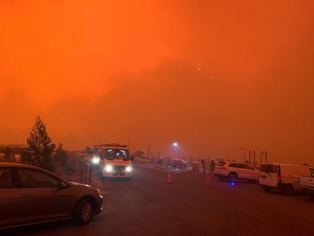 FOTOGALERÍA | El fuego tiñe de rojo el cielo en Mallacoota, Victoria (Australia)