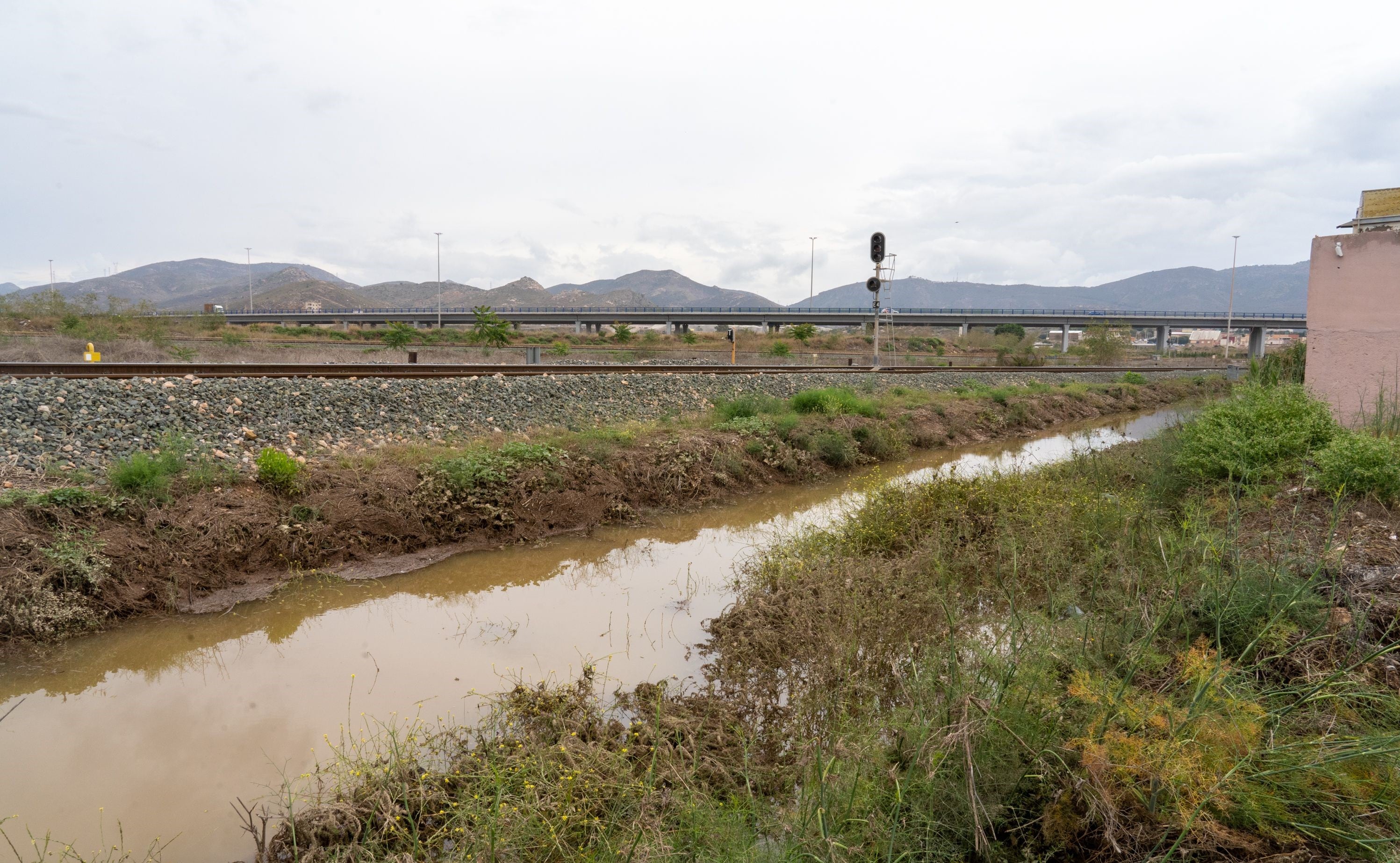 Los vecinos de Torreciega dicen que por fin &quot;van a poder pronto la luz al final del túnel&quot; para descontaminar la zona