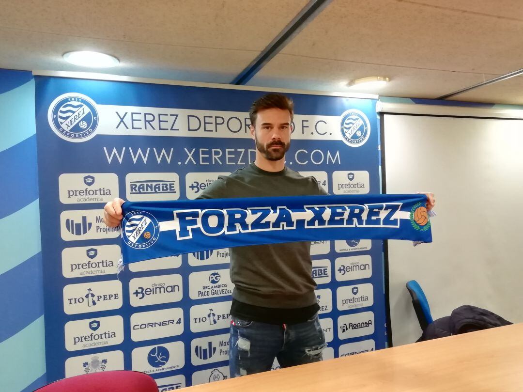 Chico Díaz posando con la bufanda del Xerez DFC en Chapín 
