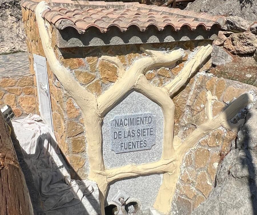 Reforma de la fuente de Hinojares.