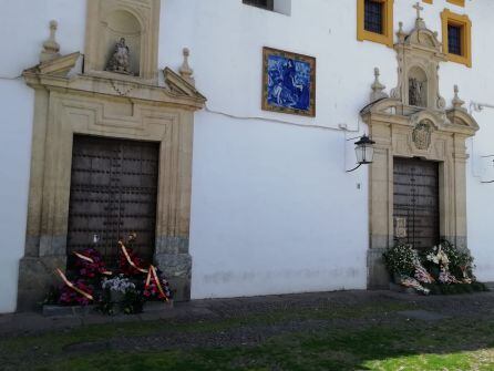 La puerta de la Iglesia amaneció adornada con flores