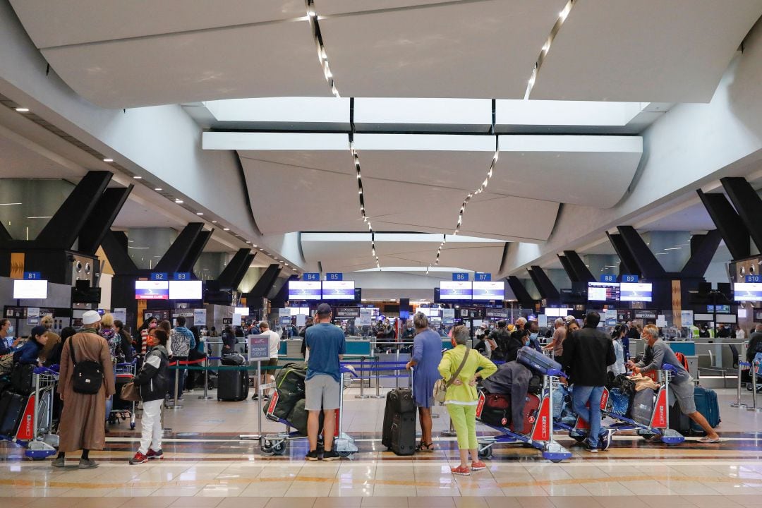 El aeropuerto de Johannesburgo con cientos de viajeros sin poder salir.