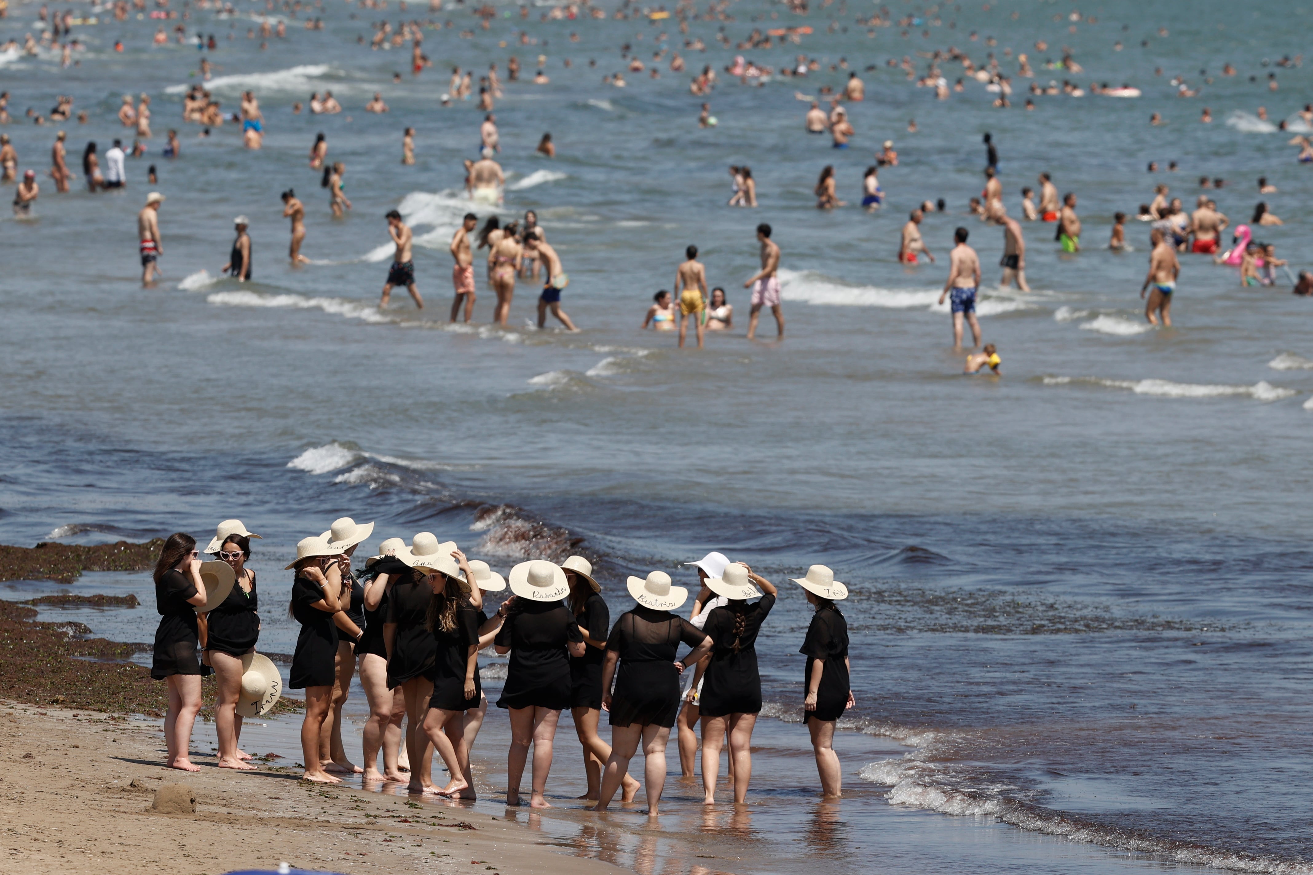 Numerosas personas este sábado en la playa de la Malvarrosa de Valencia, en una jornada marcada por las altas temperaturas en esta zona del litoral del Mediterráneo. EFE/ Kai Forsterling