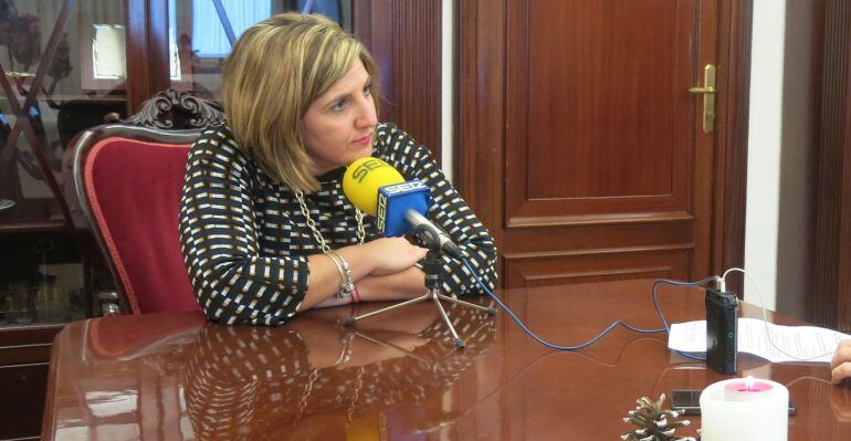 Irene García en un momento de la entrevista en Radio Cádiz desde su despacho de la Diputación