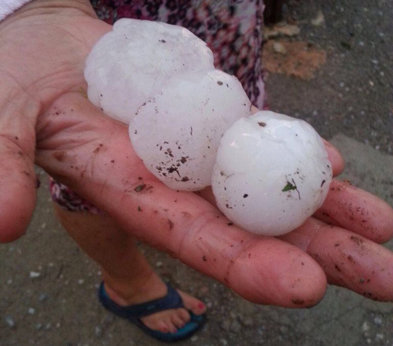 Granizos caídos este miércoles en Guadix (Granada)