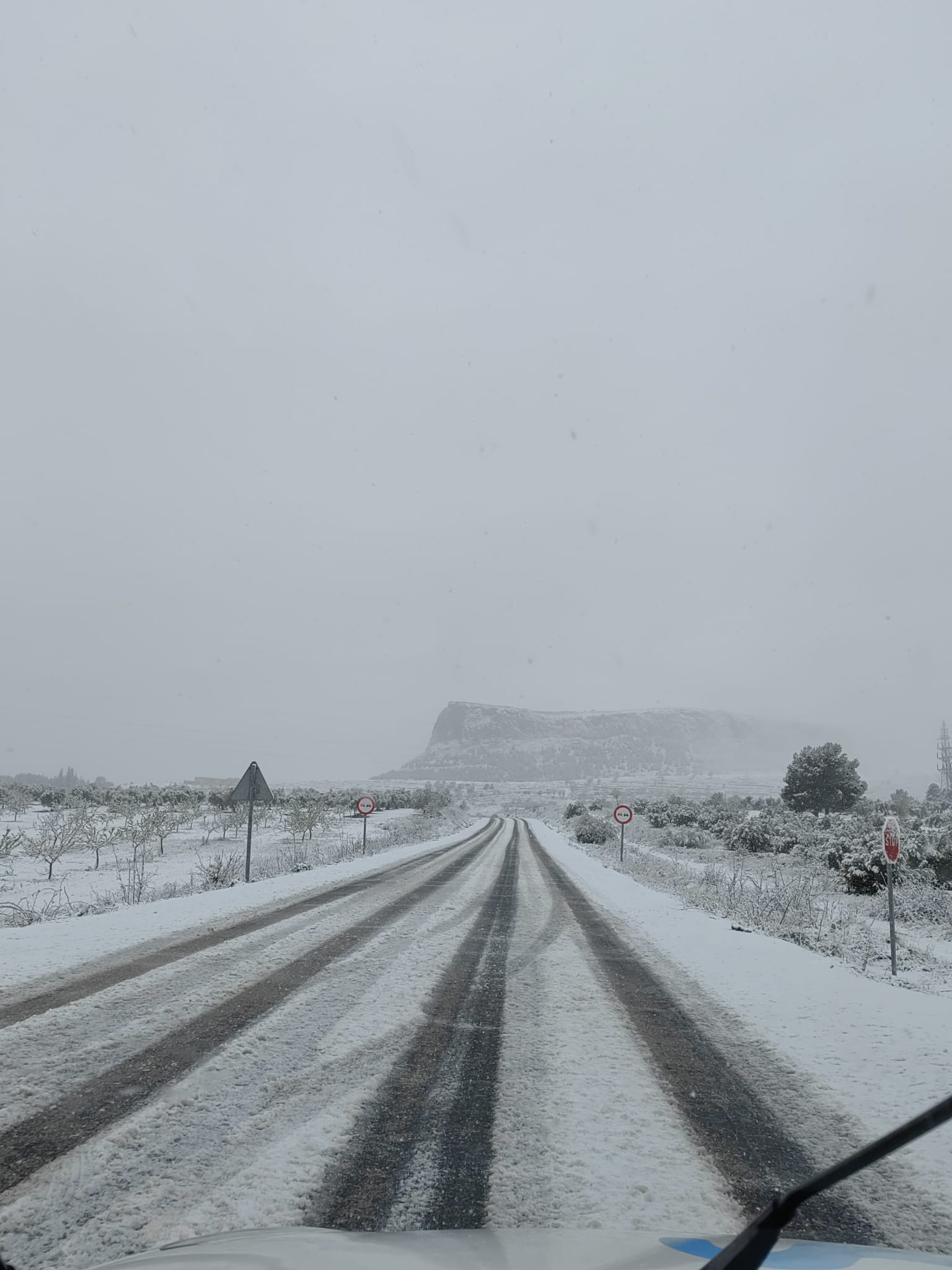 Imagen de la carretera hacia Peñas de San Pedro este martes por la mañana
