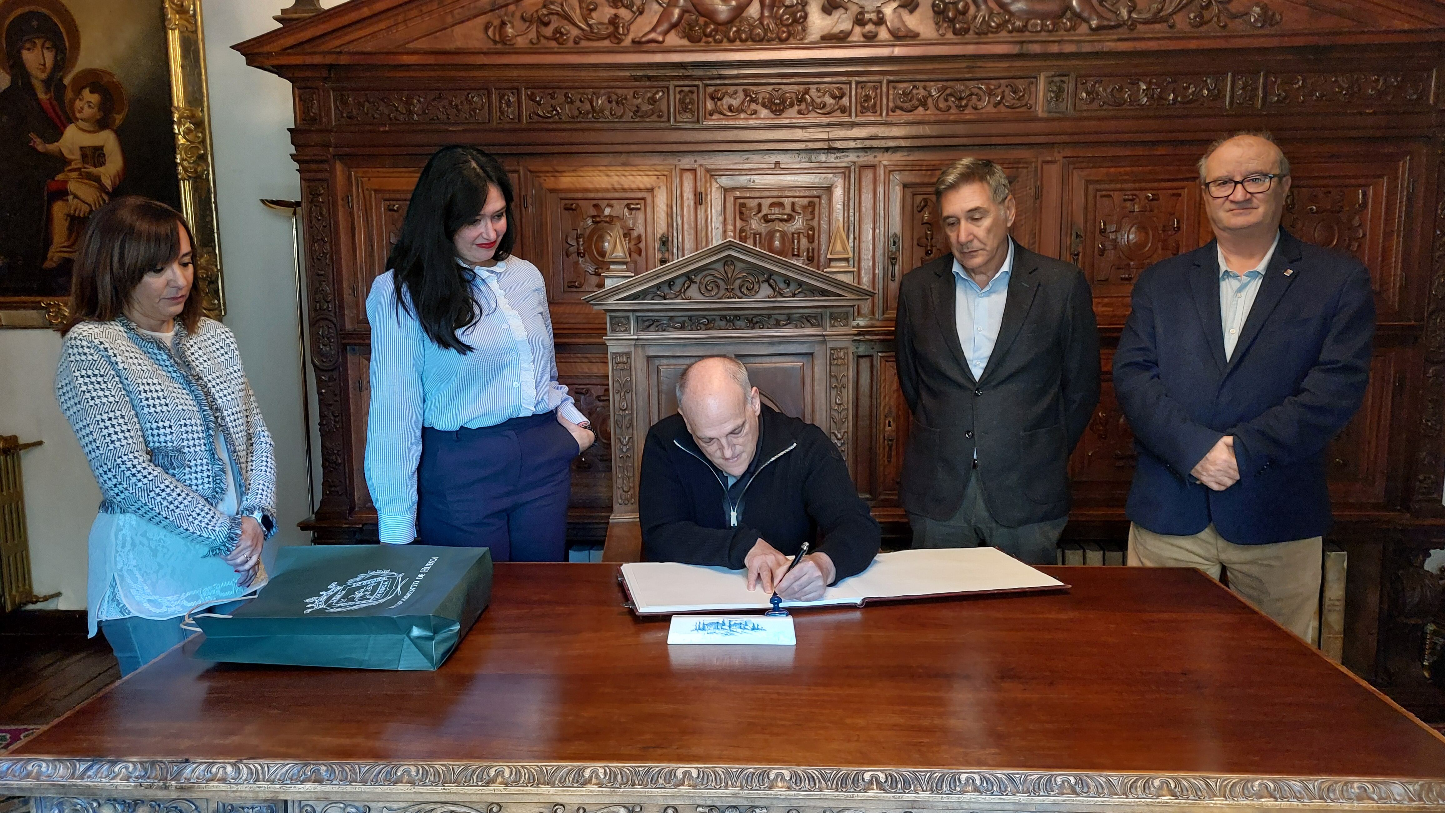 Javier Tebas firmando en el libro de Honor del Ayuntamiento de Huesca