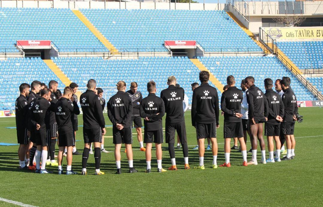 La plantilla escucha al entrenador, Lluís Planagumà