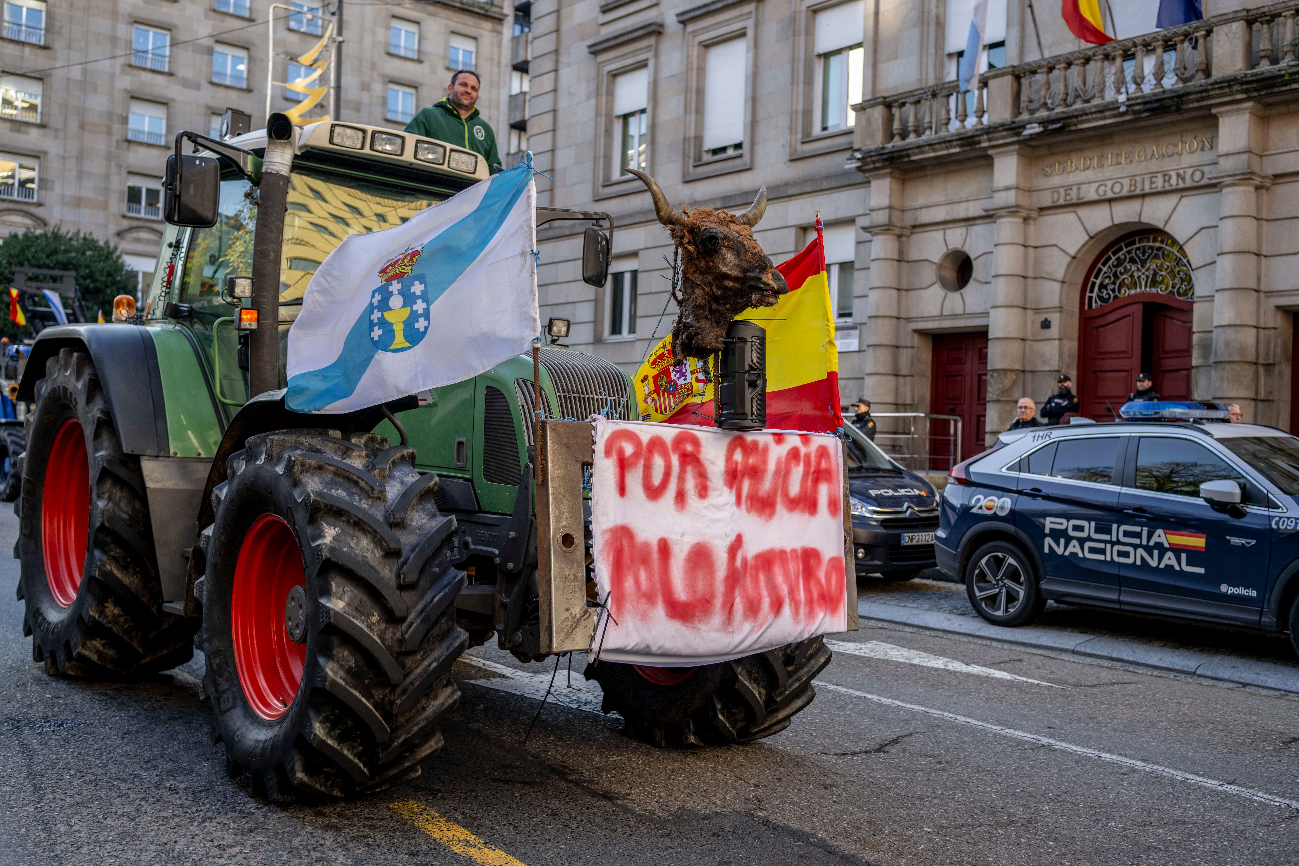 Ganaderos y agricultores toman Ourense con sus tractores por unas condiciones "justas"
