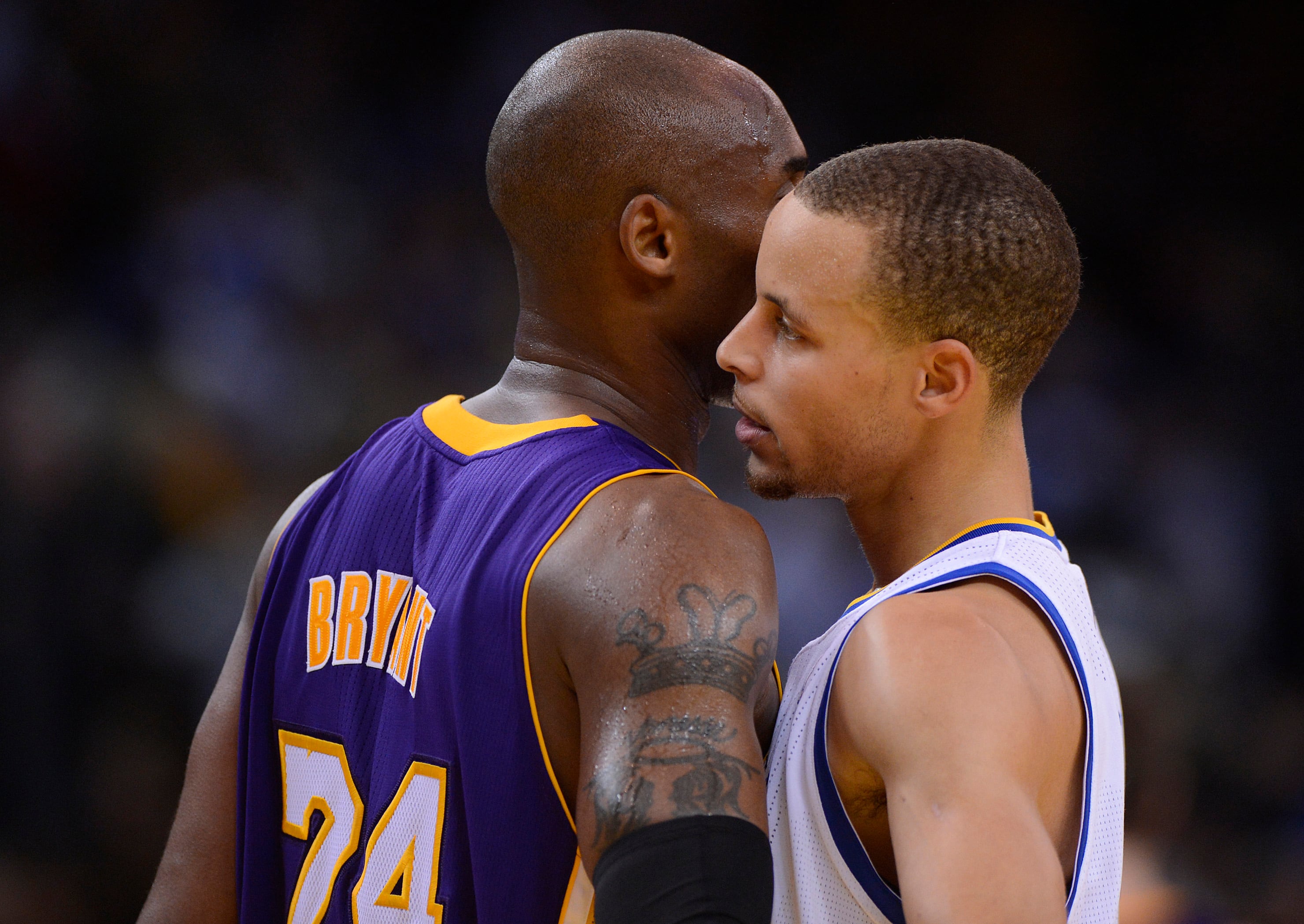 Stephen Curry conversa con Kobe Bryant. (José Carlos Fajardo/Personal) (Foto de MediaNews Group/Bay Area News vía Getty Images)